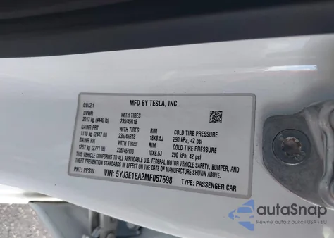 2021 Tesla Model 3 Standard Range Plus Rear-Wheel Drive z USA, uszkodzony, nr VIN 5YJ3E1EA2MF057698